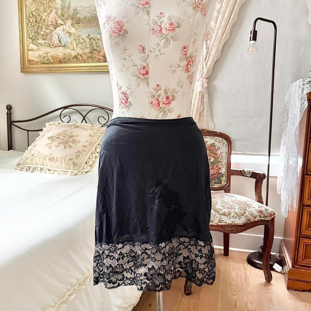 black lace half slip skirt‎  90s Vassarette small black satin half slip